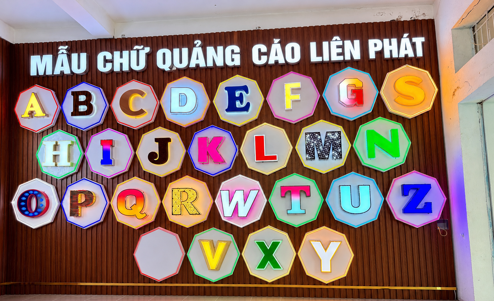 Bộ mẫu chữ nổi LED quảng cáo đa dạng màu sắc tại xưởng Liên Phát