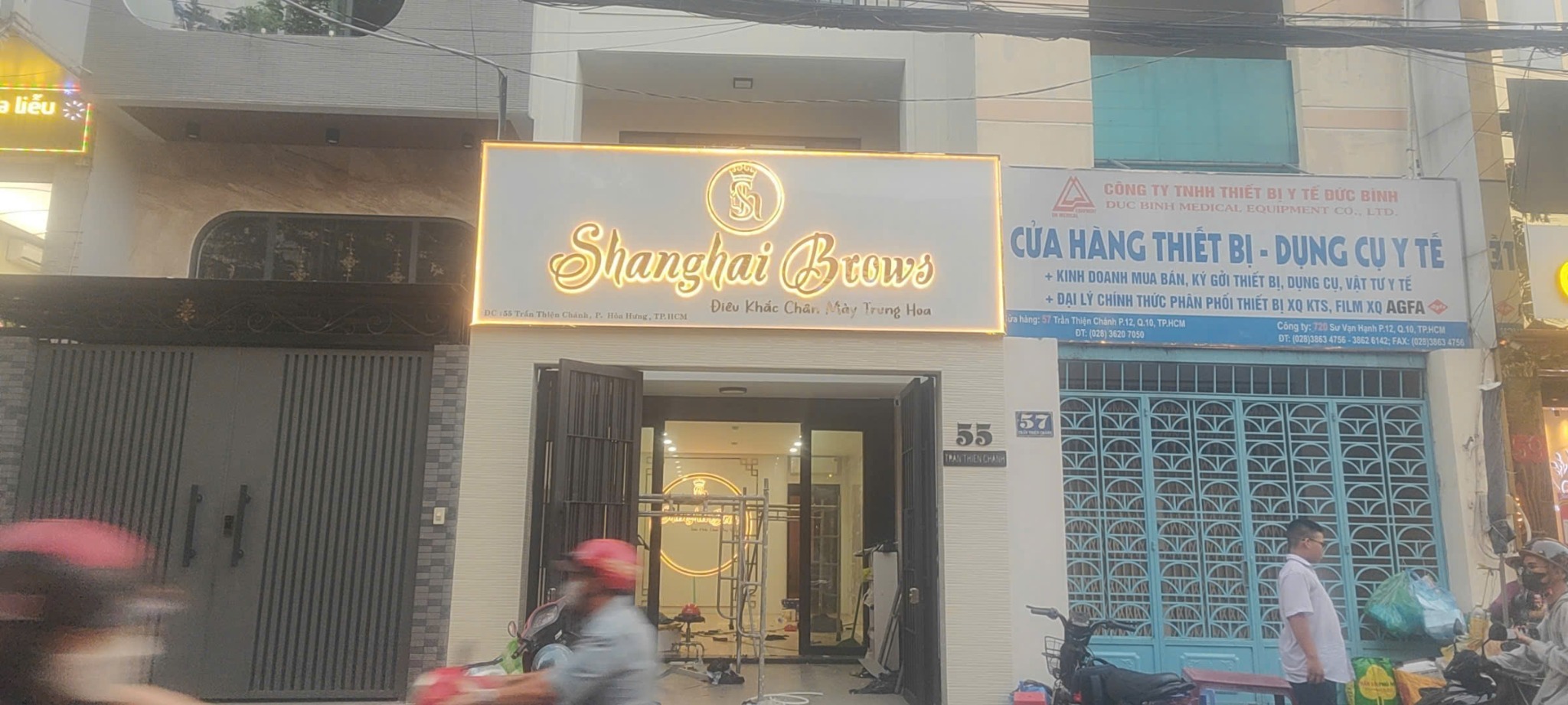Thi công Chữ Inox hắt chân LED & vách trang trí nội thất cho SHANGHAI BROWS – SPA & PHUN XĂM