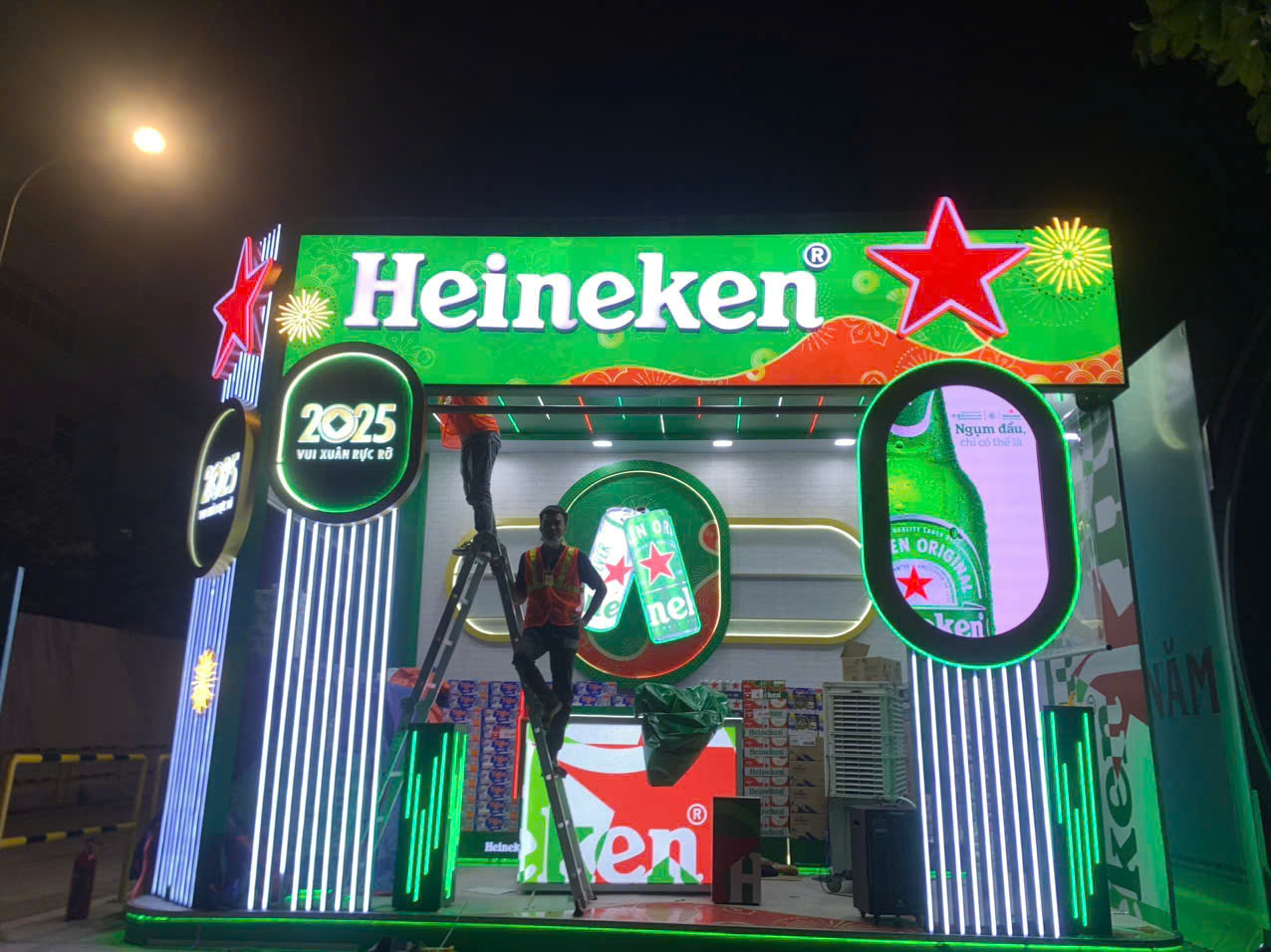 Thi công bảng hiệu POSM sự kiện & hệ LED trang trí chuyên nghiệp cho HEINEKEN – 5 ảnh công trình nhận diện thương hiệu
