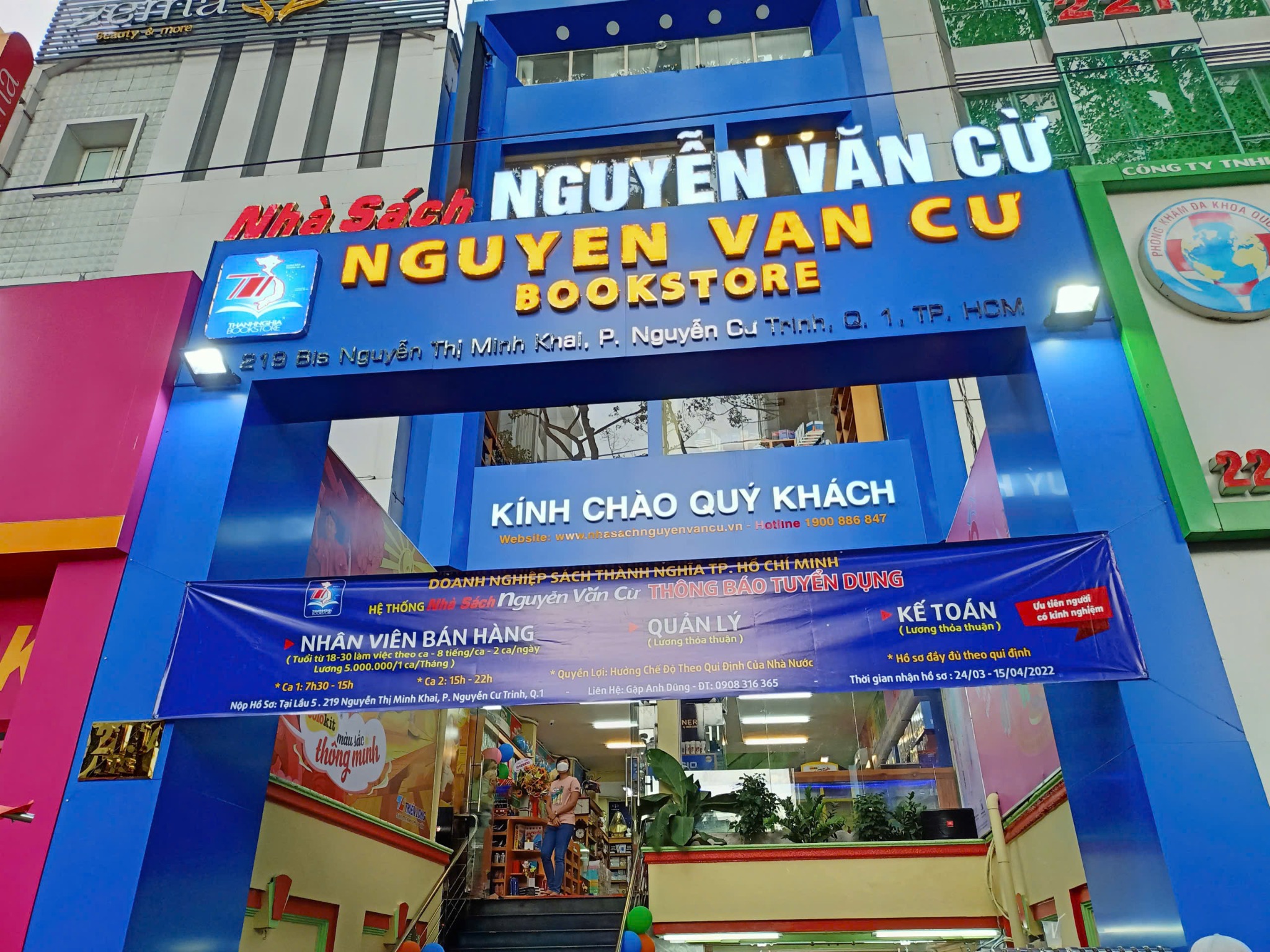 Thi công bảng hiệu Mặt dựng Alu & bộ chữ nổi LED chuyên nghiệp cho NHÀ SÁCH NGUYỄN VĂN CỪ – 5 ảnh từ bản vẽ đến hoàn thiện