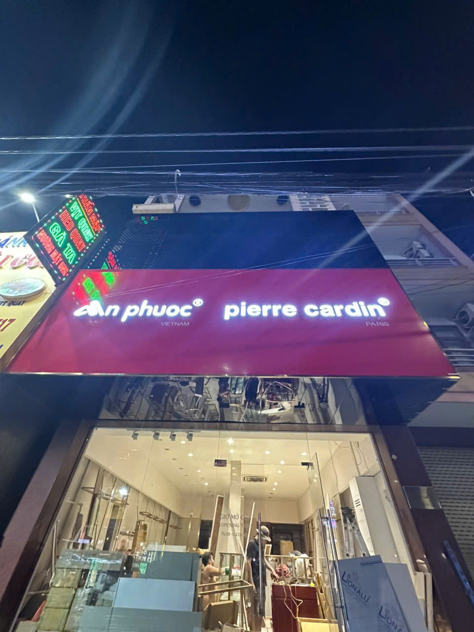 Thi công bảng hiệu Mặt dựng Alu đỏ & chữ nổi Inox chuyên nghiệp cho AN PHƯỚC – PIERRE CARDIN – 5 góc chụp từ thi công đến hoàn thiện