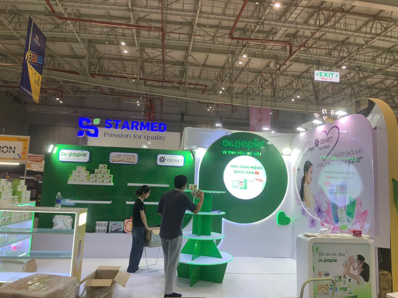 Thi công bảng hiệu Gian hàng POSM & hộp đèn LED chuyên nghiệp cho DR. PAPIE – STARMED – 5 góc chụp gian hàng triển lãm